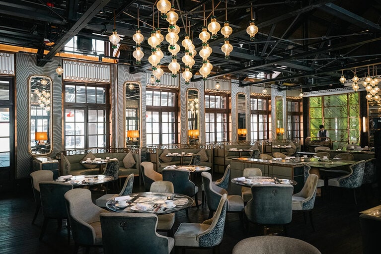 モダンな店内。これからの食事に胸が高鳴る。