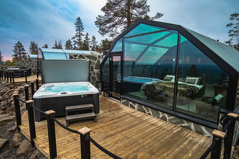 広々としたスイートイグルーには、ホットジャグジーを備えたプライベートテラスも。