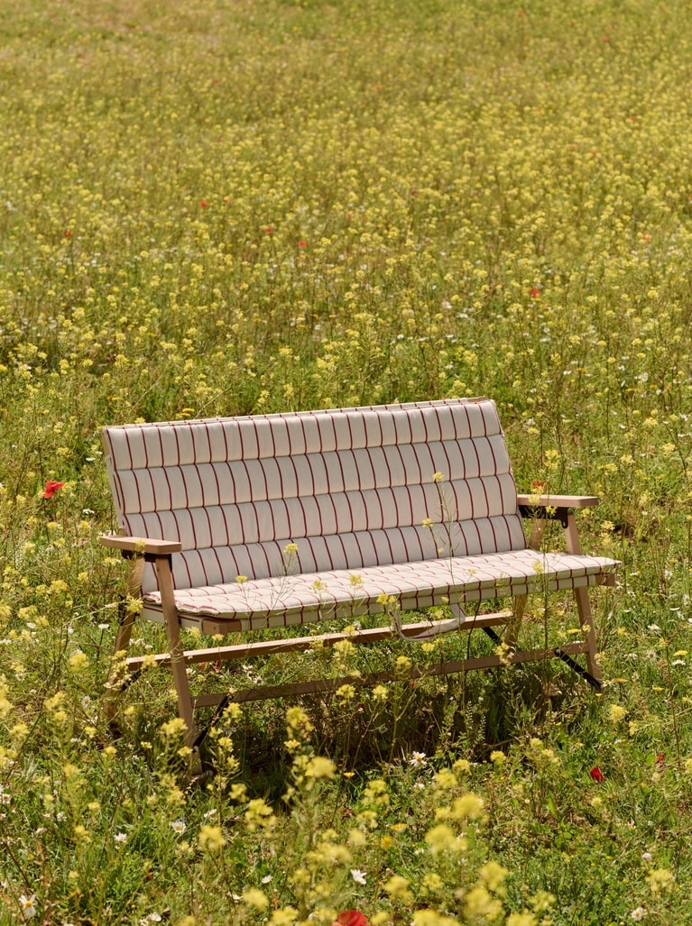 ソファの座面にぴったりフィットするよう専用設計されたOutdoor Market Sofa Cushion（33,000円）。リサイクルポリエステルを使用したキルティング生地に、クッション性の高いフォームを詰め込んでいる。