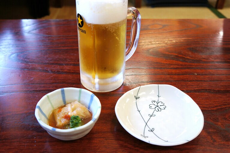 「生ビール 小」（620円）とお通し。