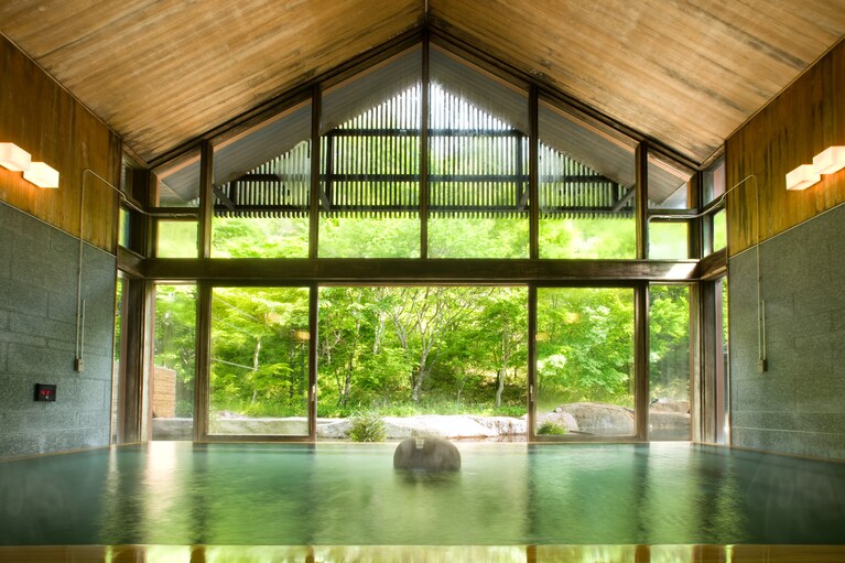 内湯も開放感いっぱいの「星野温泉 トンボの湯」。朝9時～10時は宿泊者限定（夏季は朝８時～9時が宿泊者限定）。