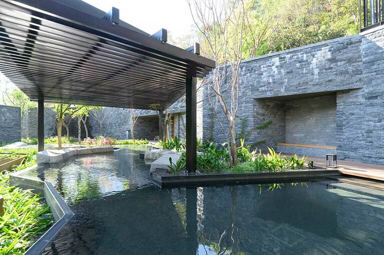 露天風呂は森の奥に向かって蛇行する川のようなデザイン。開放的でありながら、ほかのゲストが気にならない絶妙な造り。