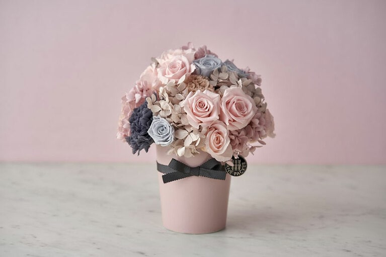 Polite Pink(バラ、カーネーション、アジサイのプリザーブド) 15,000円。