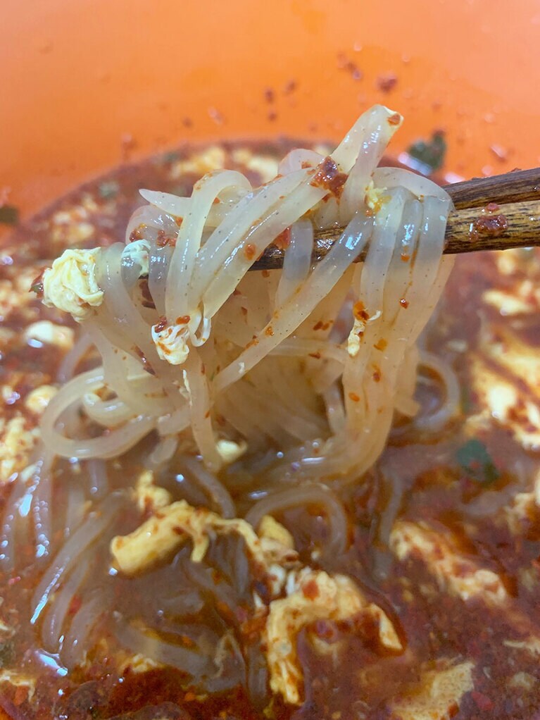 まるでこんにゃくのように透き通った麵。つるつる食感がクセになる！