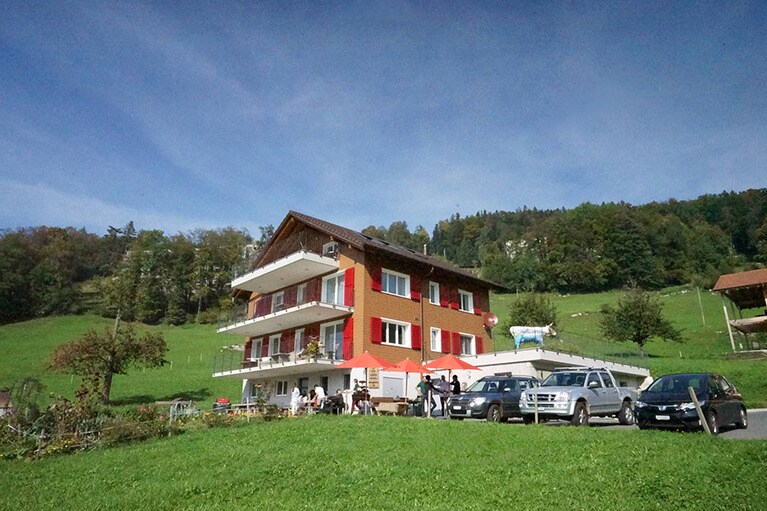 ランチは丘陵にあるこちらで。緑のスロープに赤い家がかわいい！