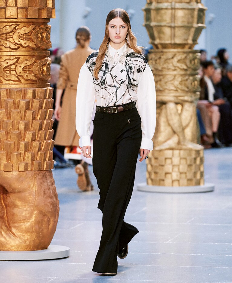 アパレルにも彼女の作品が用いられている。