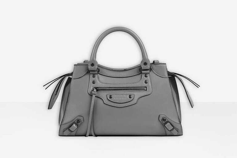 「ネオ クラシック シティ S」DARK GREY(スムーズカーフスキン／ブラックスタッズ)〈H19×W33×D14cm〉228,000円／バレンシアガ(バレンシアガ クライアントサービス)