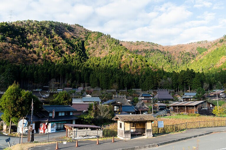 山肌に沿うようにある小ぢんまりとした集落。