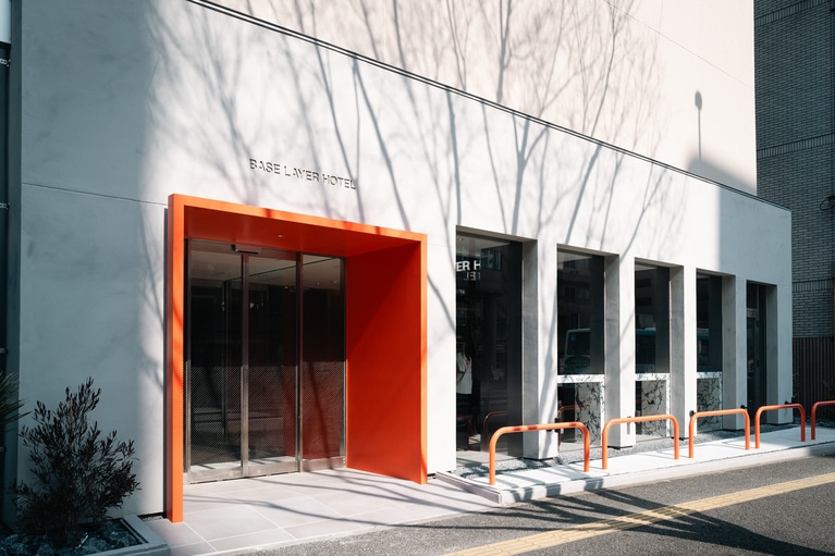 日赤通りに面した「ベースレイヤーホテル フクオカ」のファサード。