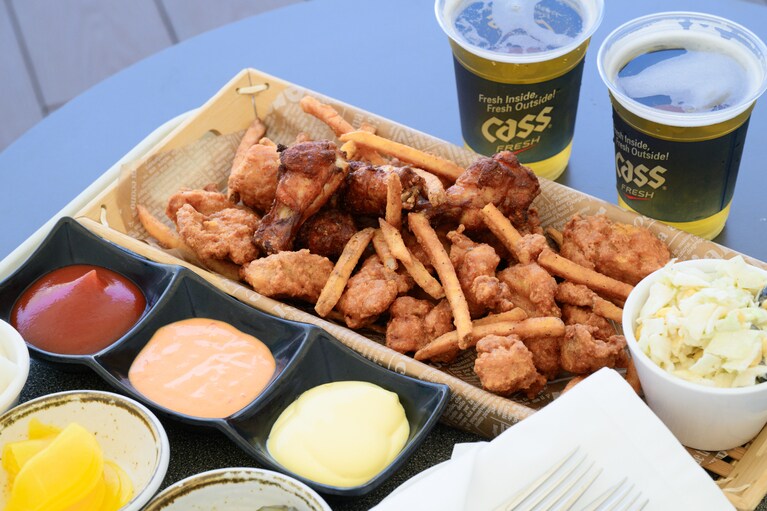 韓国といえばチメク！　チキン＆ビールは外せないプールサイドの楽しみ。