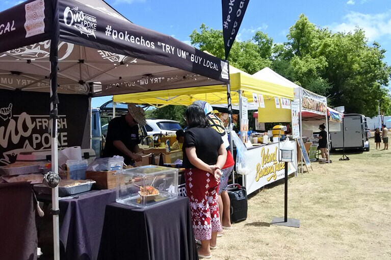 入り口の両側にフードトラックが並んでいます。ランチは現地調達もできます。