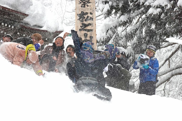 頭から雪に真っ直ぐ突っ込んだ！