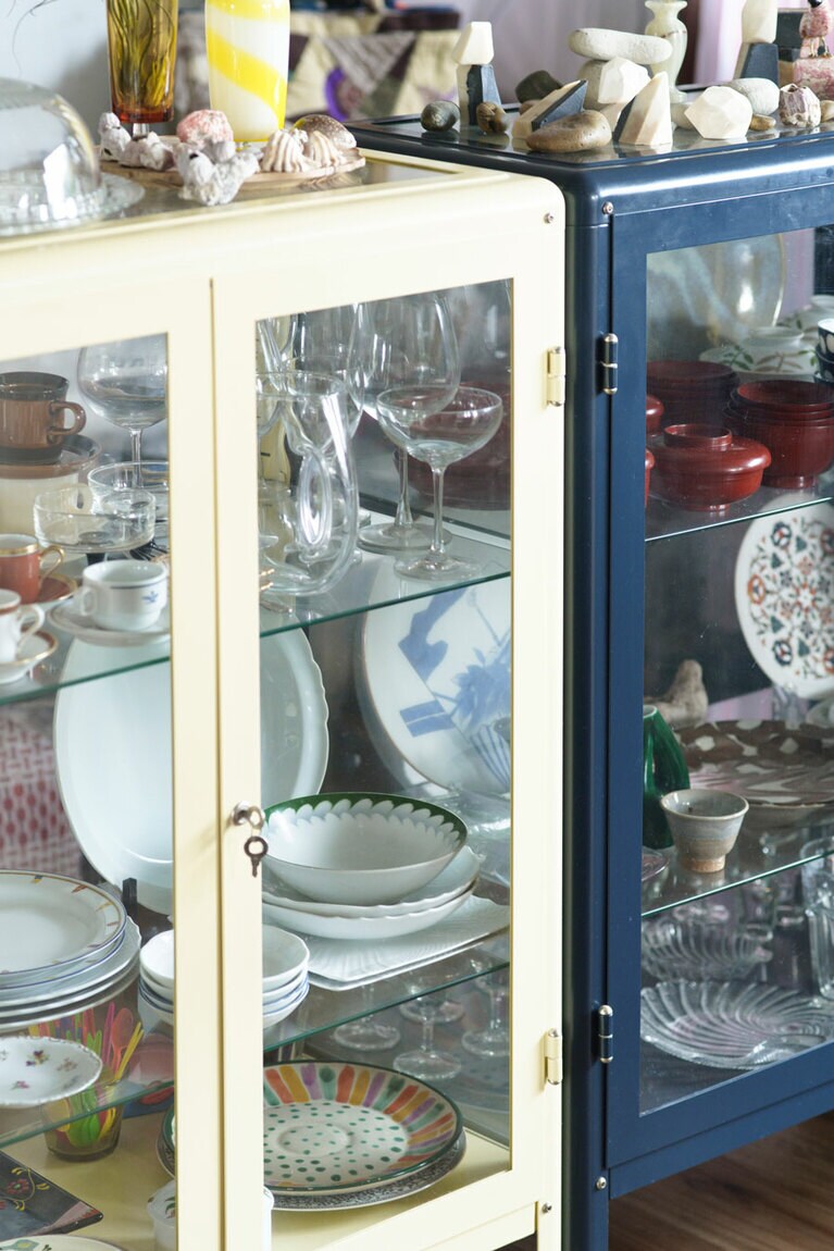 拾った石や貝を並べた棚は「IKEA」で。手前に岩野さんの、奥のブルーの棚には按田さんの器類が。 