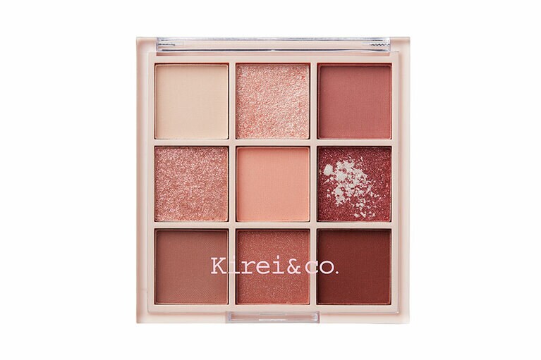 左上の生成りホワイトと中央のミルキーピンク以外、紫がかったカラートーンで統一された9色。ロマンチックで色香も感じる目元に。アイシャドウパレット03スモーキーピンク。