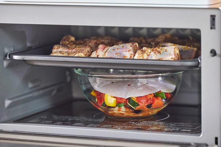 上段ではスペアリブのハニーマスタード焼き」、下段では「ラタトゥイユ」を同時に調理。