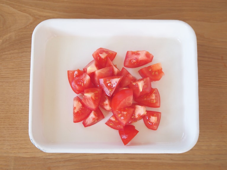 トマトはヘタを取り除き、角切りにする。