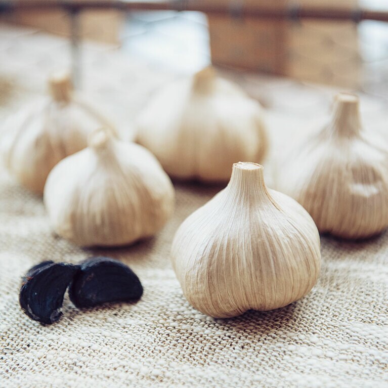 #黒い食べ物＞白い食べ物／東洋医学で「黒い食べ物」は体を温めるとされるが、にんにくをしっかりと熟成させた「黒にんにく」は、美容・健康を維持するポリフェノールや、代謝・滋養強壮を助けるアルギニンなどが豊富。霧島市にある「薬膳小町」で販売される黒にんにくは、まるでプルーンのような食感で食べやすい。