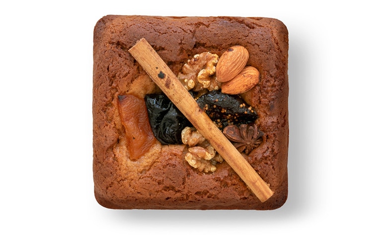 蜂蜜と香辛料を数ヶ月寝かせて作る「パンデビス」は、生地はしっとりと甘く香り高い仕上がりに。華やかなスパイスやフルーツのトッピングで心躍る。