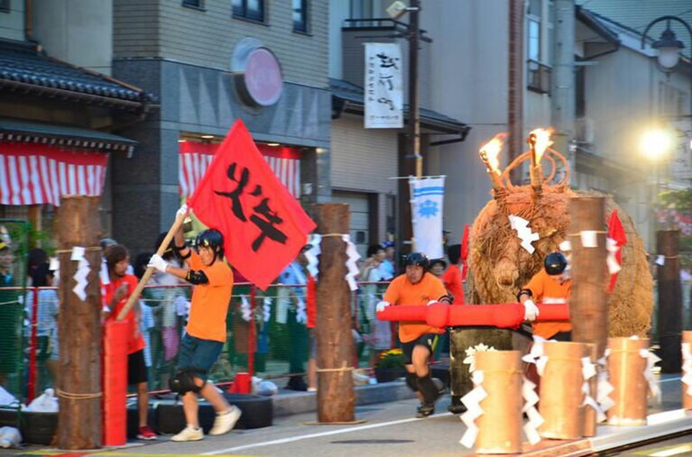 メルヘンおやべ源平火牛まつり。写真提供：小矢部市