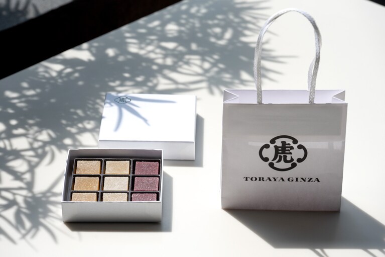 専用の美しいボックスと紙袋に入る。