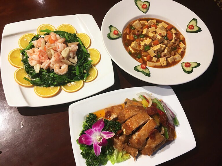 ビールをはじめとするアルコール類も豊富に揃っているので、お酒と共に料理を楽しめる。左上から時計回りに、豆苗蝦仁 380元、麻婆豆腐 220元、紅厨梅子鶏 280元。