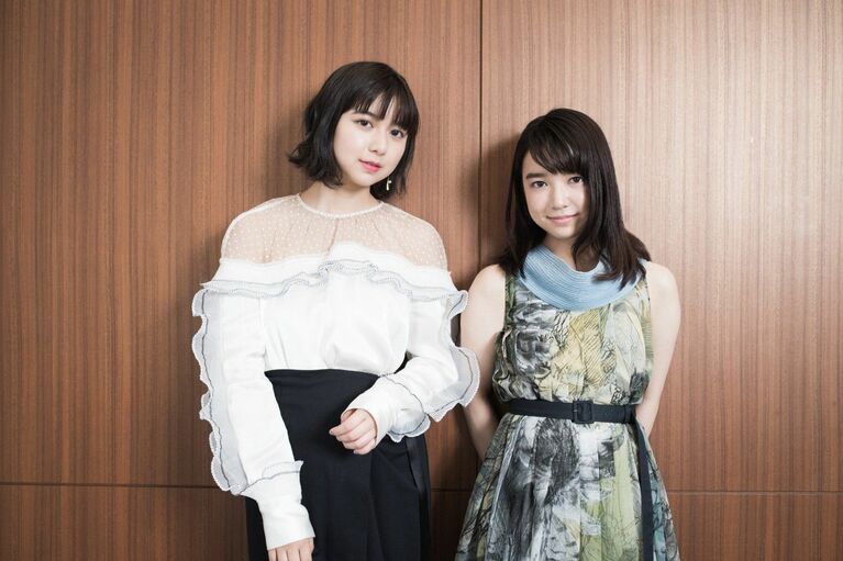 上白石萌音（右）と萌歌（左）　©️文藝春秋
