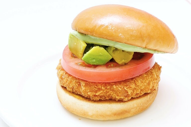 アボカド海老カツバーガー ～国産バジルマヨ～／590円。