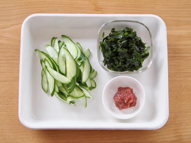 きゅうりは縦半分に切り、斜め薄切りに。塩蔵わかめは水で塩を洗い落として、食べやすい大きさに切る。梅干しは種を取り除き、細かく刻む。