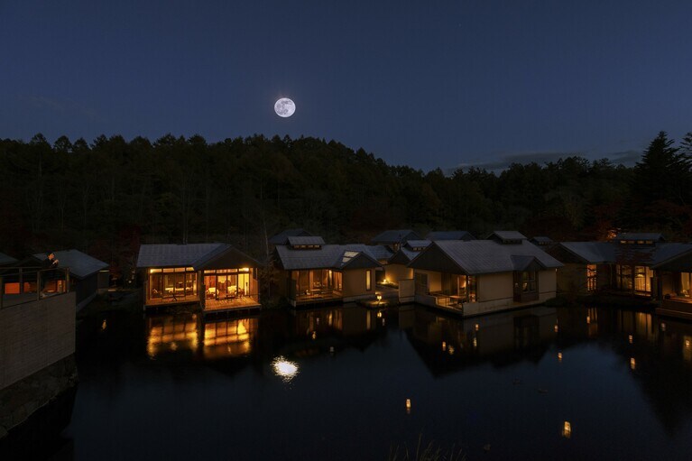 「軽井沢 秋月の宴2025」では、満月や上弦の月など、月齢に応じたベストな環境で月見を楽しむことができる。