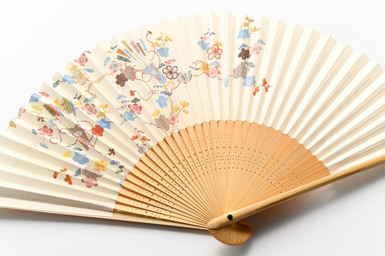 扇子 梅に箙文様惟帷子 3,300円(税込)。