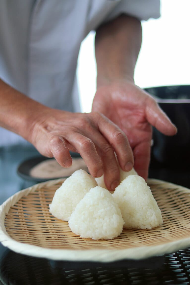 朝食は、握りたてのおむすびセットを用意。おむすびを握ってもらっている間は、旨みたっぷりの出汁で体を起こそう。／女性のための宿 翠蝶館［北海道・定山渓］