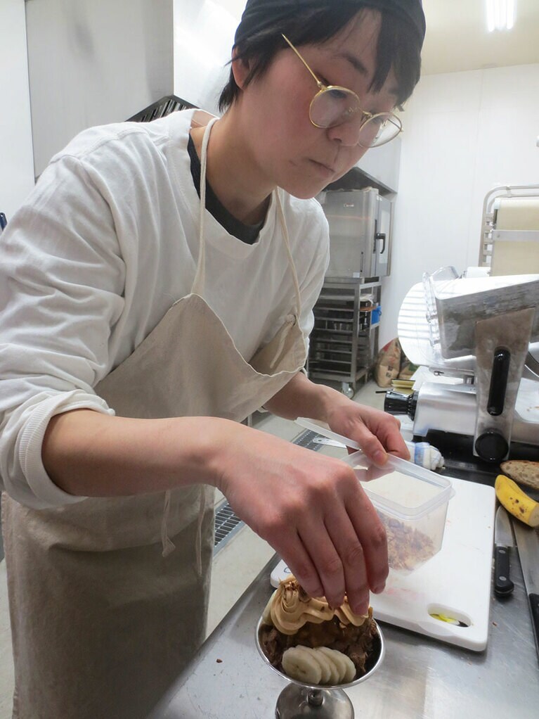 プチパフェも注文があってから仕上げる。