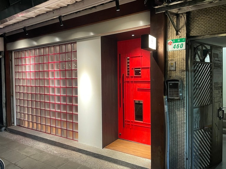 真っ赤な扉とガラスブロックの壁が印象的なファッショナブルな外観。