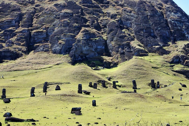 ラノ・ララクの山の斜面に並ぶモアイ像たち。