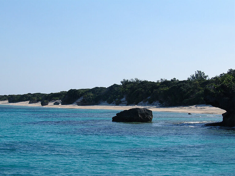 明るい瑠璃色をした北の浜。