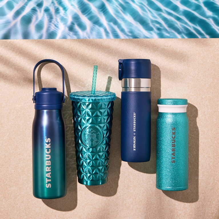 深海をイメージしたターコイズとネイビーのグッズは見た目も涼やか。写真提供：スターバックス
