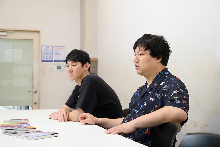 インタビューに答えてくれた、ロングコートダディのおふたり。