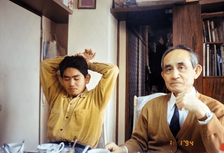 1994年の元旦。家族で食事をしているところを母が撮影した。私はカメラを見ることを拒否している。姉は自宅で医師国家試験の勉強中。私は横浜でハウスメーカーに勤務していて帰省中。　©2024動画工房ぞうしま