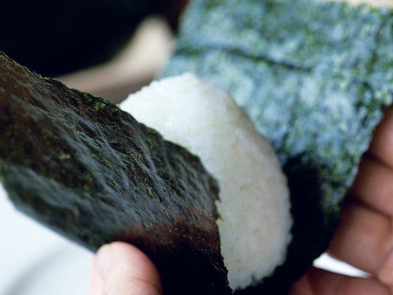 【のり】塩だけで握ったおむすびに、特別なのりを。
