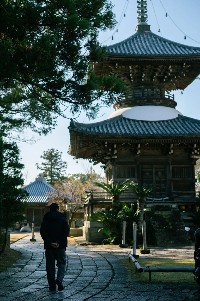 階段を上った先には、ひときわ目を引く多宝塔が待ち構えていた