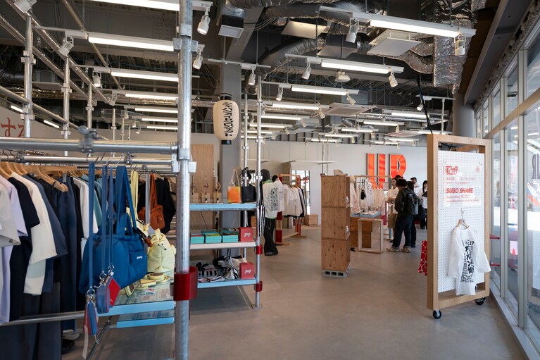 ロスが少なく再利用可能な3Dプリンターを什器の製作に活用。店内什器の約70%は再生利用可能で、万博終了後に既存店でも使えるようにしている。