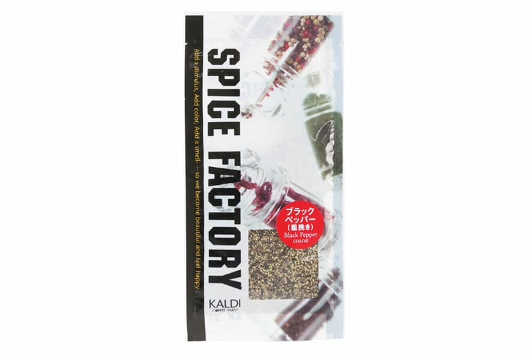 カルディのオリジナルブランド「スパイスファクトリー ブラックペッパー粗挽き」 153円。