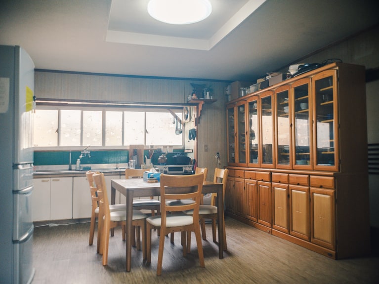 ゲストハウスのキッチンとダイニング。（写真提供：まるとしかく）