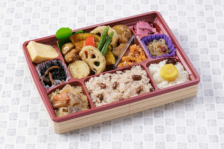米八 特製黒酢のチキン野菜和え弁当 998円／桜米八(エキュート上野)