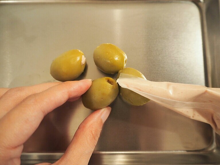 オリーブの中に生ハムクリームペーストをつめます。料理の仕上げのところだけやればいいから、楽しいし料理が苦手な人でも簡単！