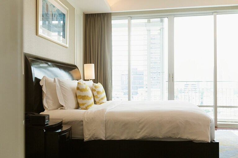 キングとツイン、2つの寝室を備えた“2ベッドルームスーペリアスイート”は127平米という広さ。12,000タイバーツ～（朝食付き）。