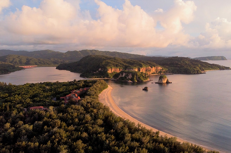 美しい島のなかに溶け込むように立つ星野リゾート　西表島ホテル。