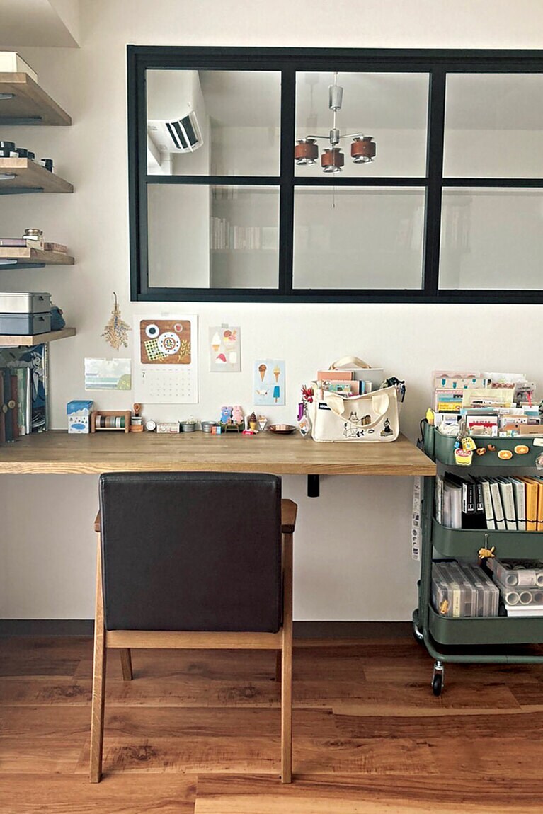 アトリエ風の個室。ワゴンを導入し文房具の収納力と見やすさがアップ。