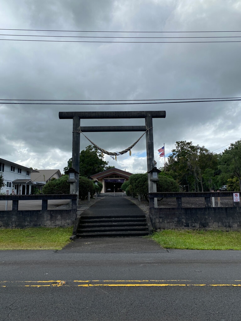 住宅地の中にある神社には、鳥居とアメリカ国旗に州旗が飾られます。