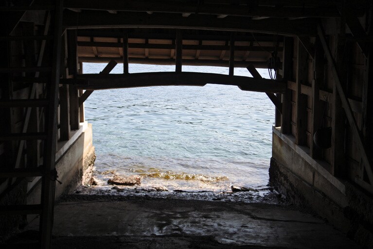 舟屋の内部。船を引き上げやすいよう、床は斜面になっています。